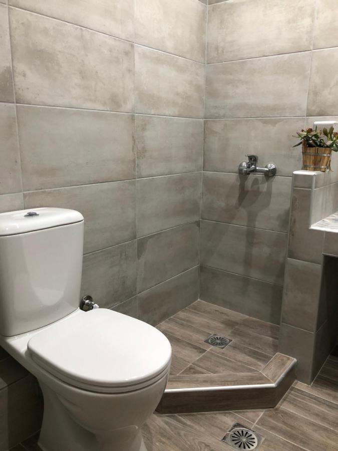 Vrasná Thealos Inn מראה חיצוני תמונה