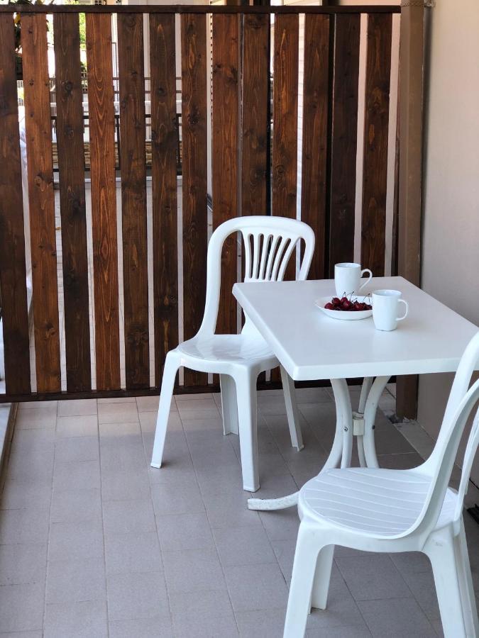 Vrasná Thealos Inn מראה חיצוני תמונה