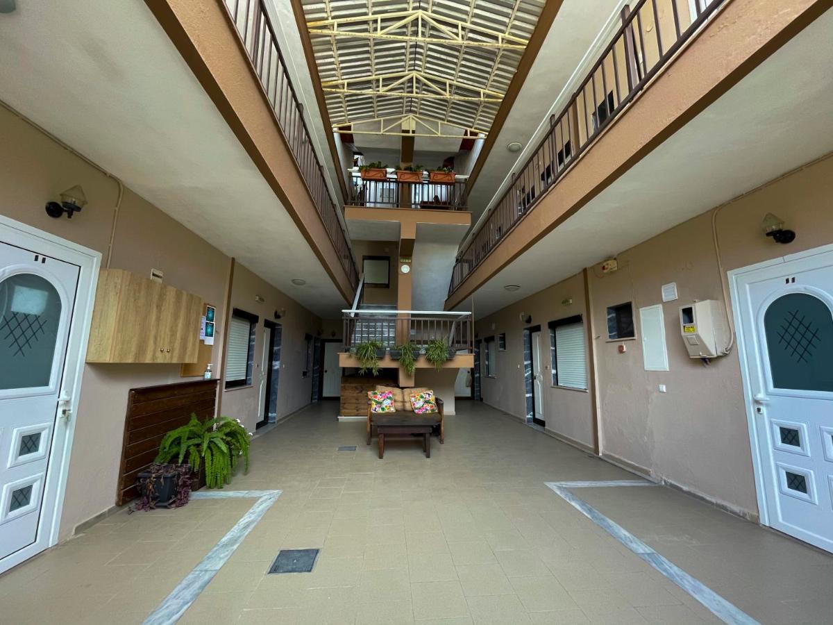 Vrasná Thealos Inn מראה חיצוני תמונה