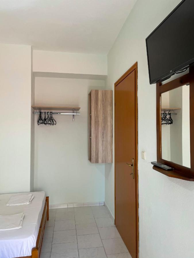 Vrasná Thealos Inn מראה חיצוני תמונה
