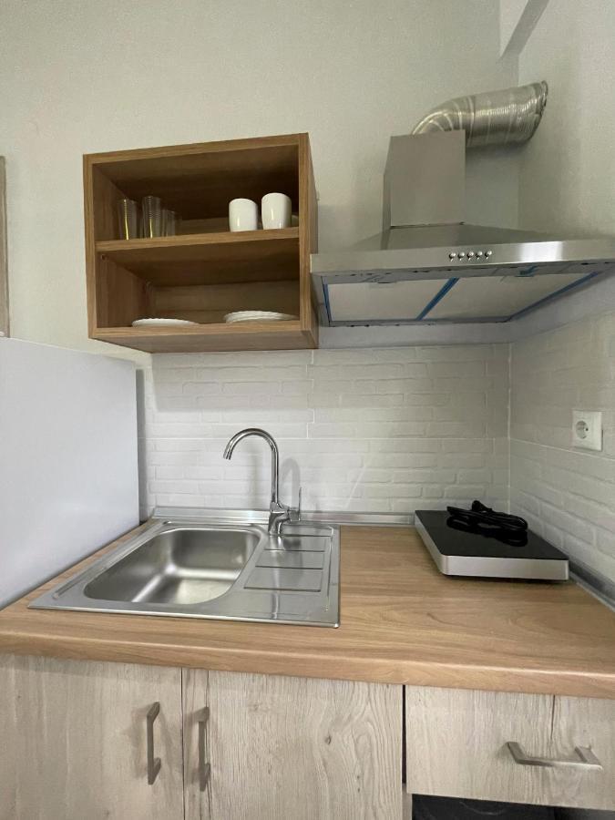 Vrasná Thealos Inn מראה חיצוני תמונה
